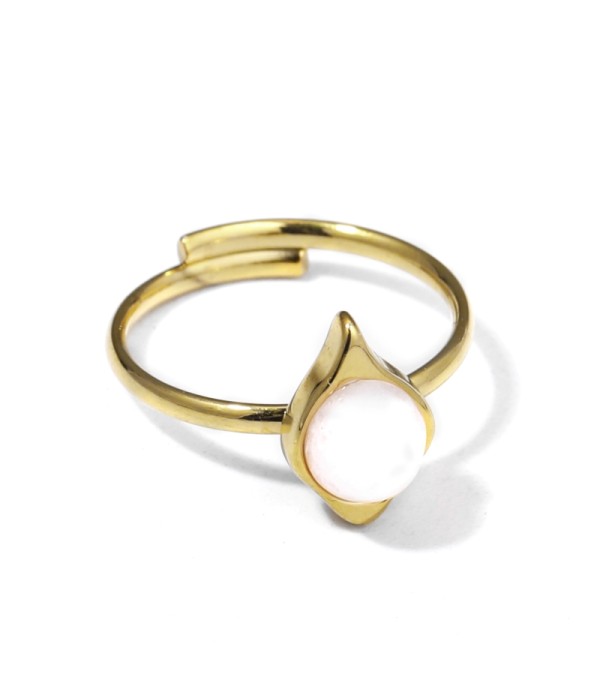 Anillo dorado con piedra en gota de agua