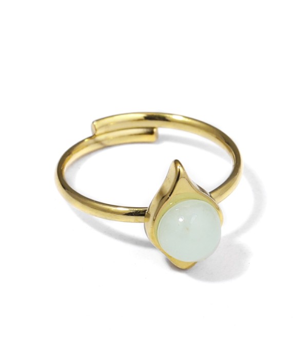 Anillo dorado con piedra en gota de agua