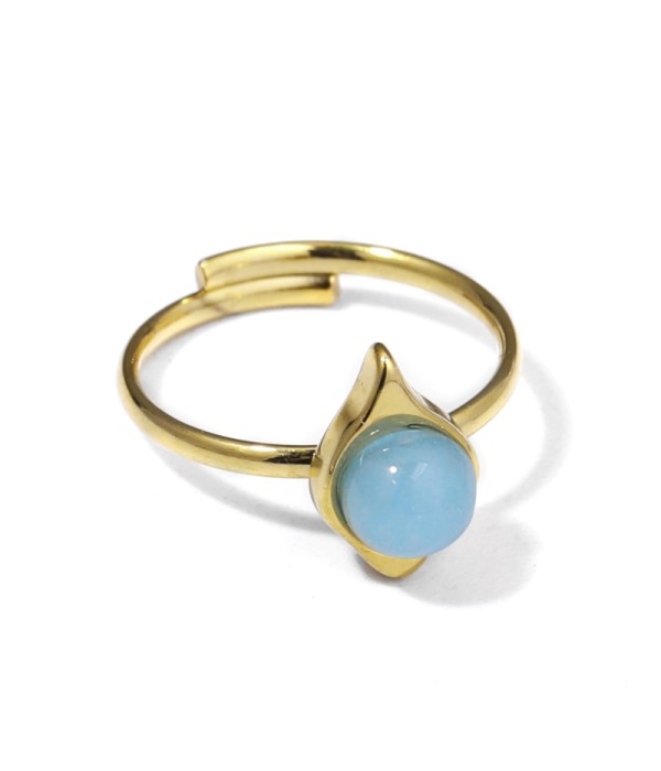 Anillo dorado con piedra en gota de agua