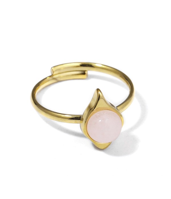 Anillo dorado con piedra en gota de agua