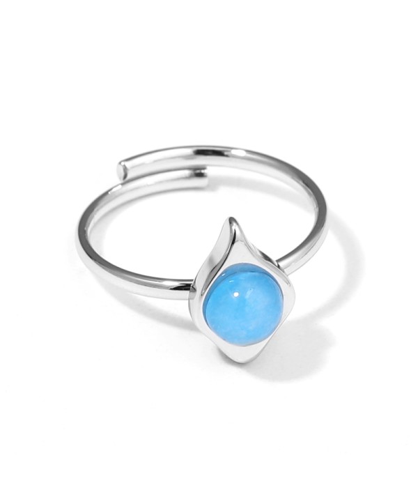 Anillo plateado con piedra en gota de agua