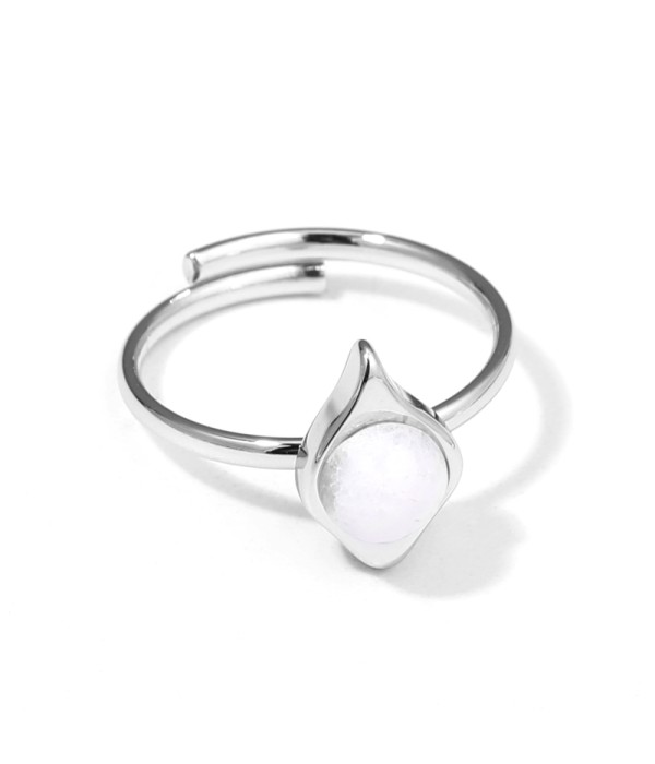 Anillo plateado con piedra en gota de agua