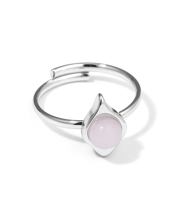 Anillo plateado con piedra en gota de agua