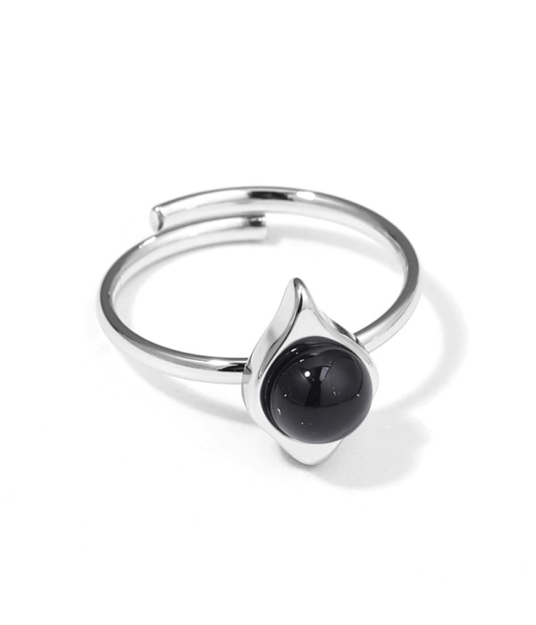 Anillo plateado con piedra en gota de agua