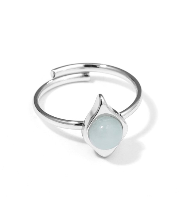 Anillo plateado con piedra en gota de agua