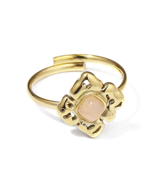 Anillo dorado con piedra en flor