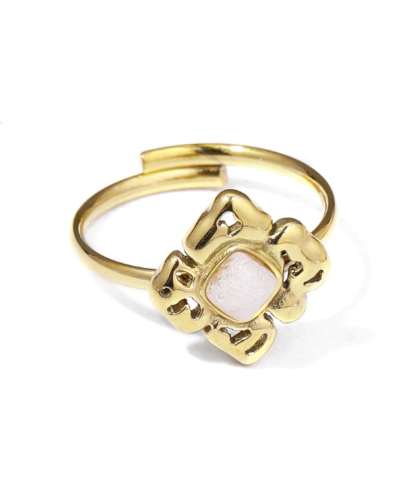 Anillo dorado con piedra en flor