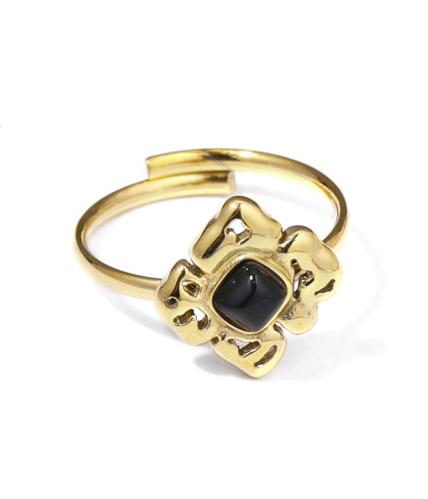 Anillo dorado con piedra en flor