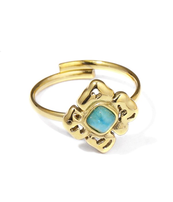 Anillo dorado con piedra en flor