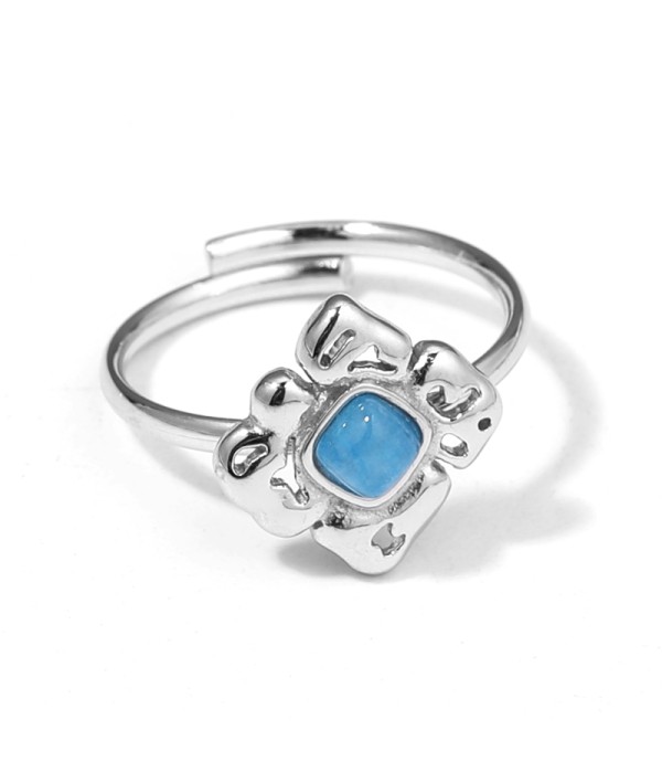 Anillo plateado con piedra en flor