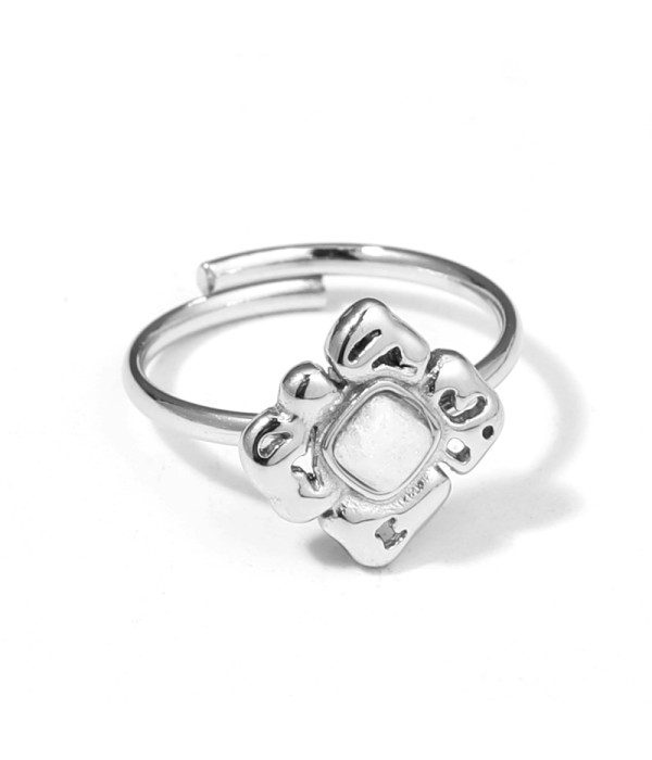 Anillo plateado con piedra en flor