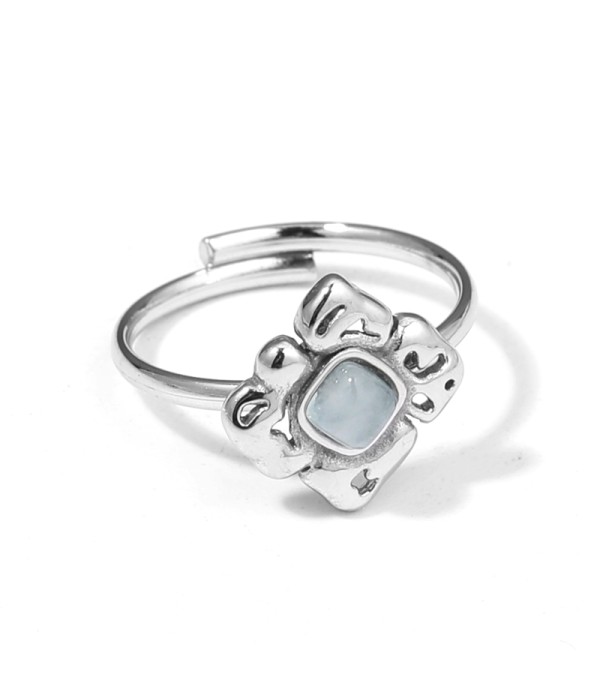 Anillo plateado con piedra en flor