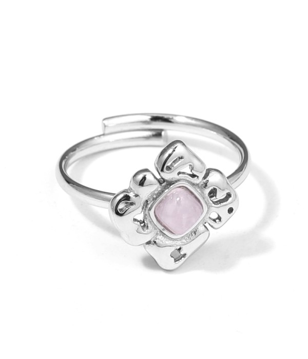 Anillo plateado con piedra en flor