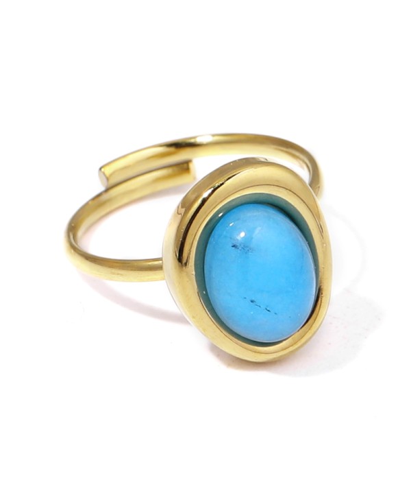 Anillo dorado con piedra en óvalo