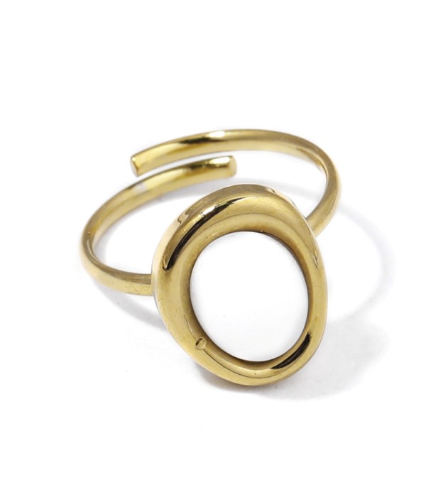 Anillo dorado con piedra en óvalo