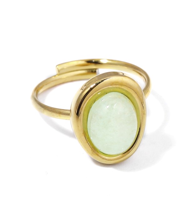 Anillo dorado con piedra en óvalo