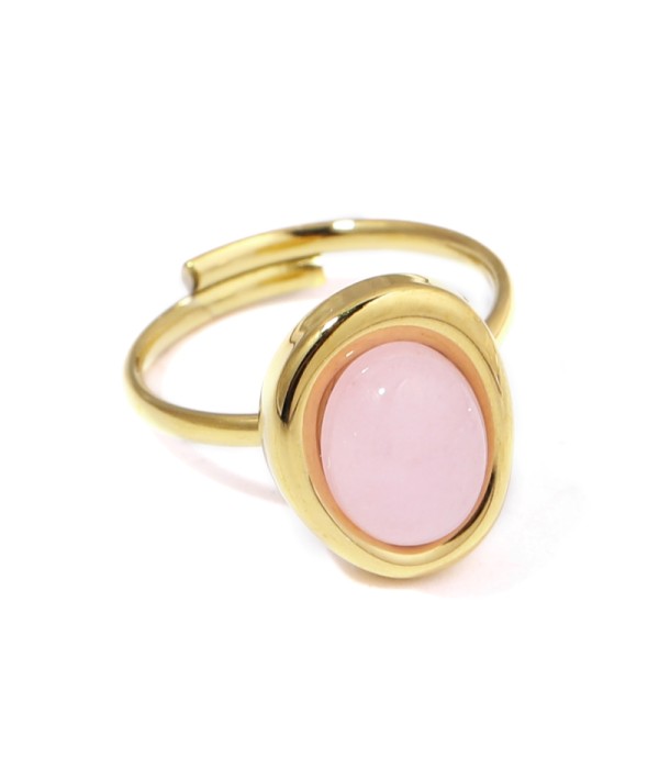 Anillo dorado con piedra en óvalo