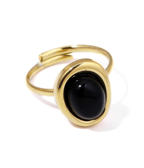 Anillo dorado con piedra en óvalo