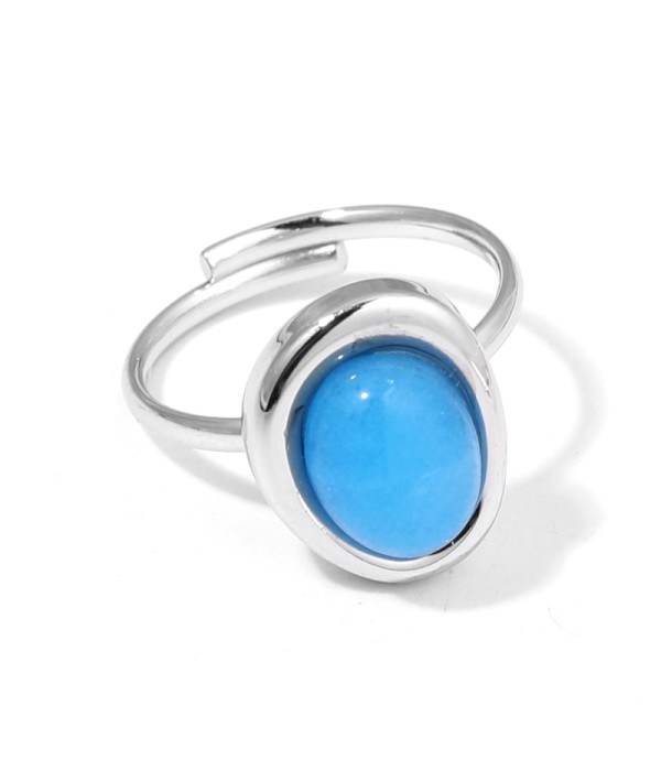 Anillo plateado con piedra en óvalo