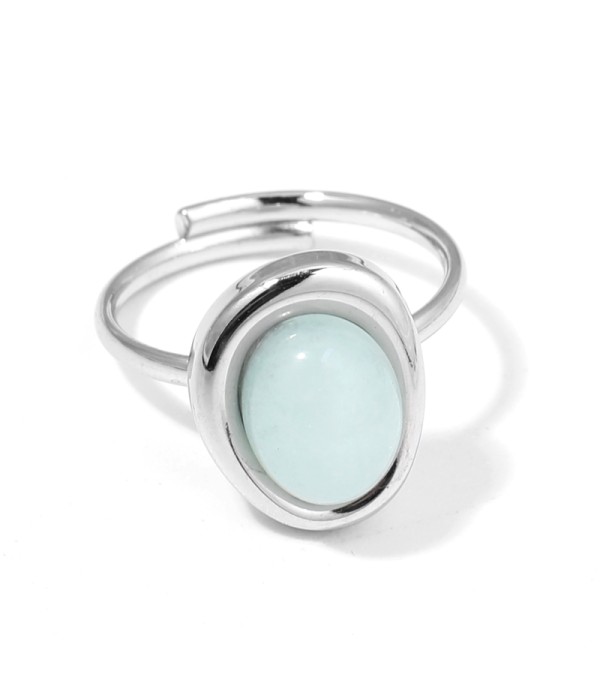 Anillo plateado con piedra en óvalo