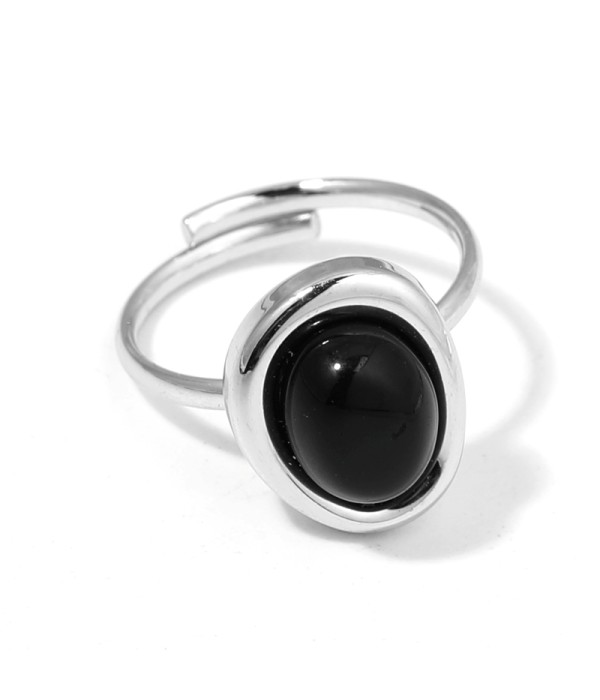Anillo plateado con piedra en óvalo