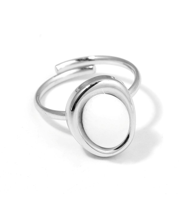 Anillo plateado con piedra en óvalo