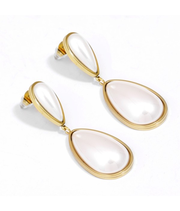 Pendientes dorados de perla en forma óvalo