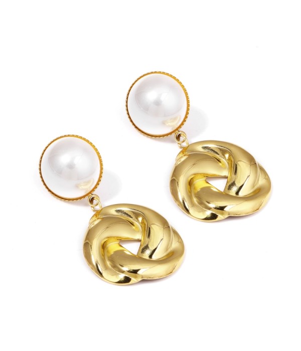 Pendientes dorados de perla con bucle de Moebius