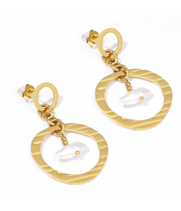 Pendientes dorados de colgantes de aro y perla