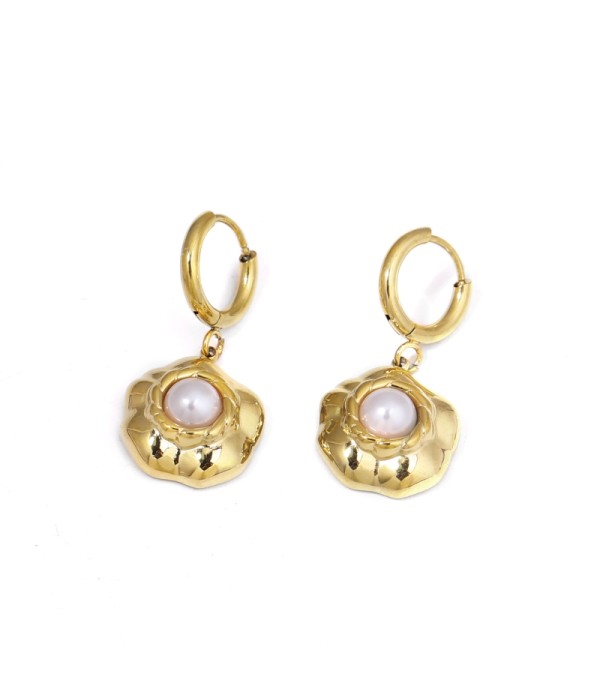 Pendientes dorados de flor con perla
