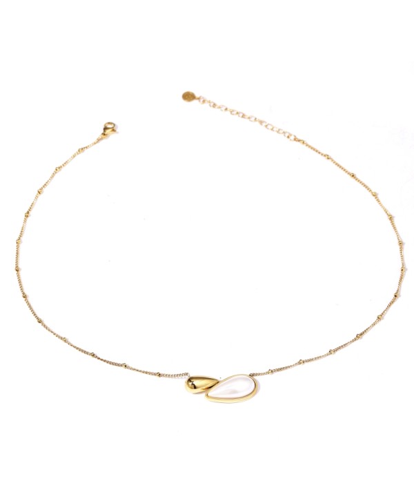 Collar dorado con colgante de perla