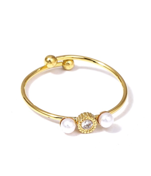 Anillo dorado con circonitas y perla