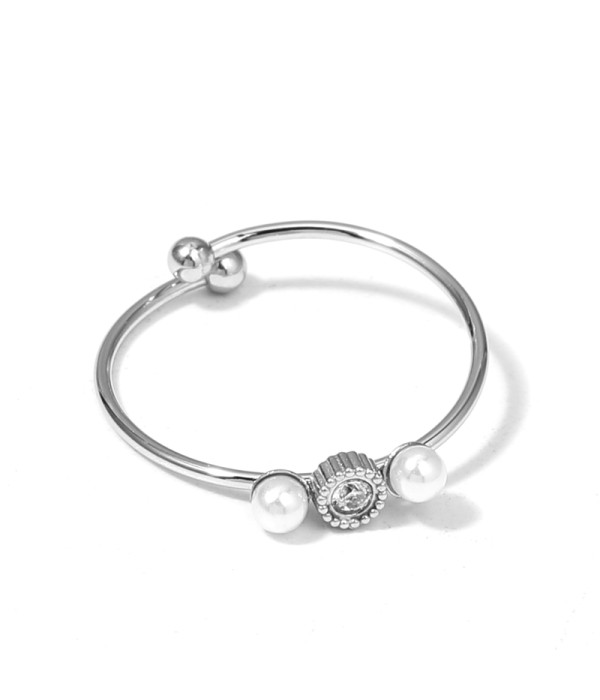 Anillo plateado con circonitas y perla