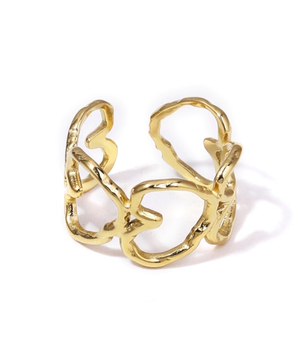 Anillo dorado con aros de corazones entrelazados