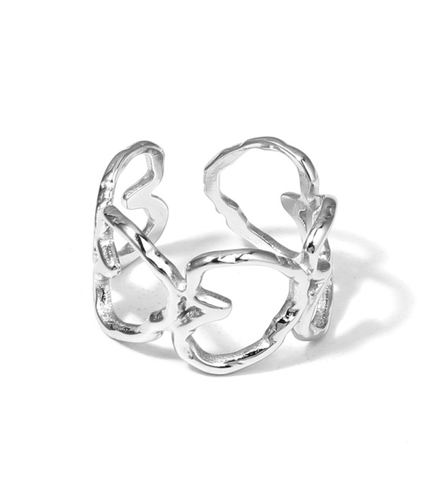 Anillo plateado con aros de corazones entrelazados