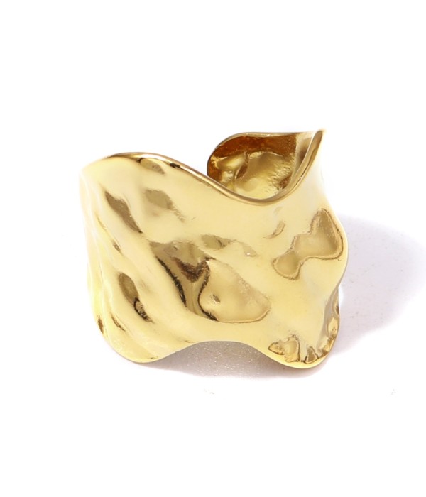 Anillo dorado martillado