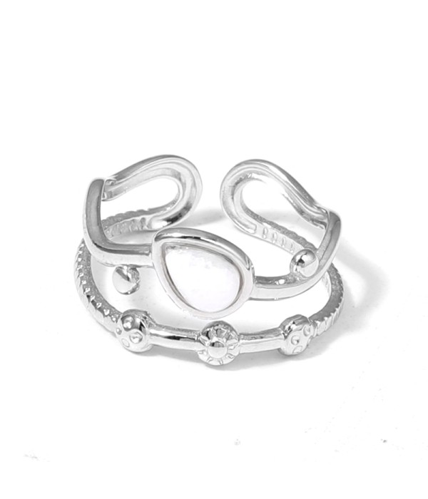 Anillo plateado con piedras