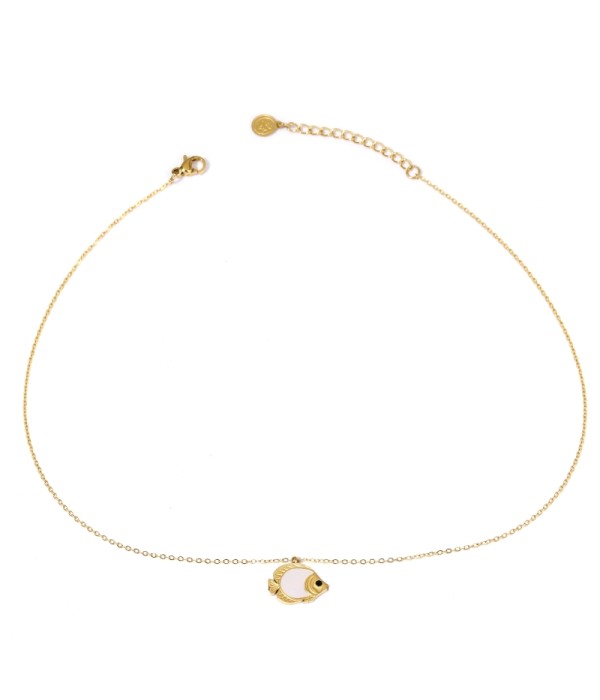Collar dorado con colgante de pez decorado con nácar