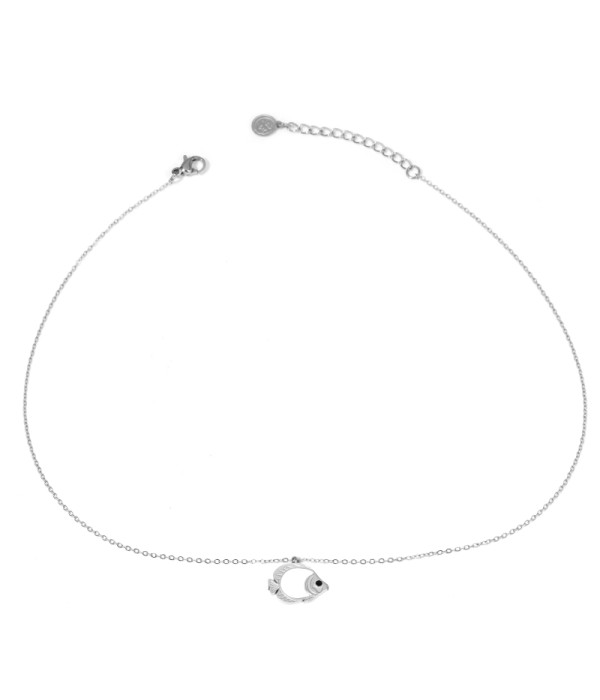 Collar plateado con colgante de pez decorado con nácar