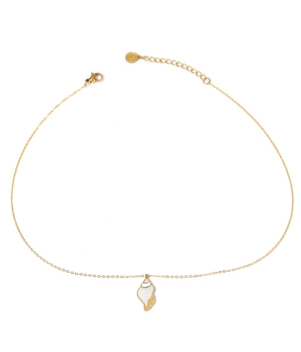 Collar dorado con colgante de concha decorado con nácar