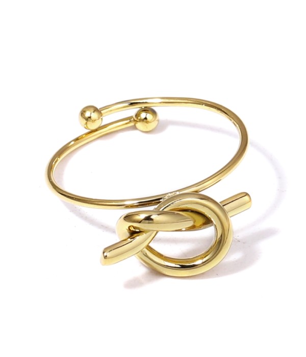 Anillo dorado con diseño de nudo