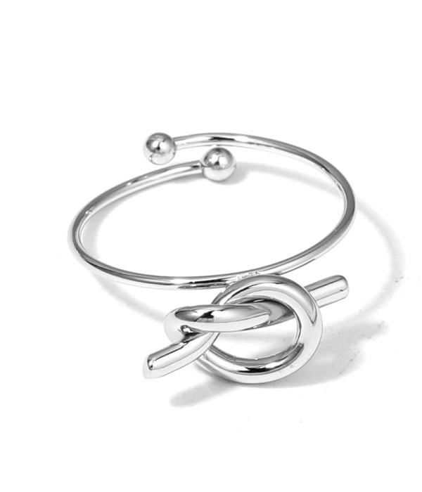 Anillo plateado con diseño de nudo