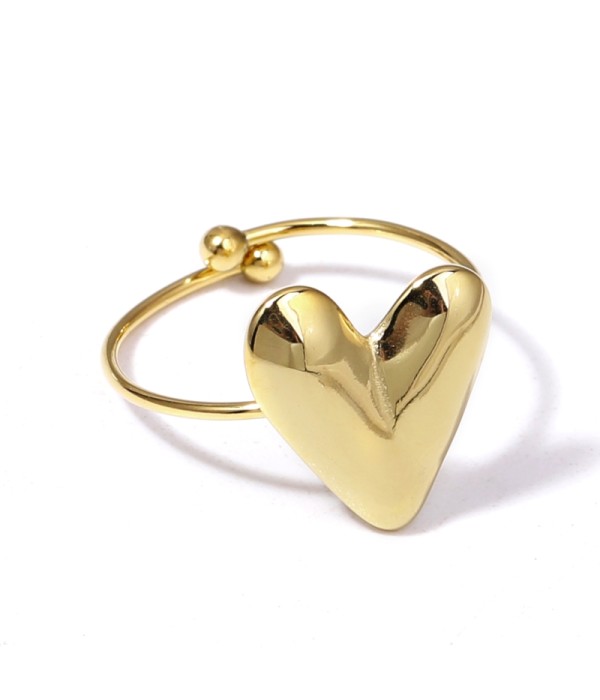 Anillo dorado con diseño de corazón