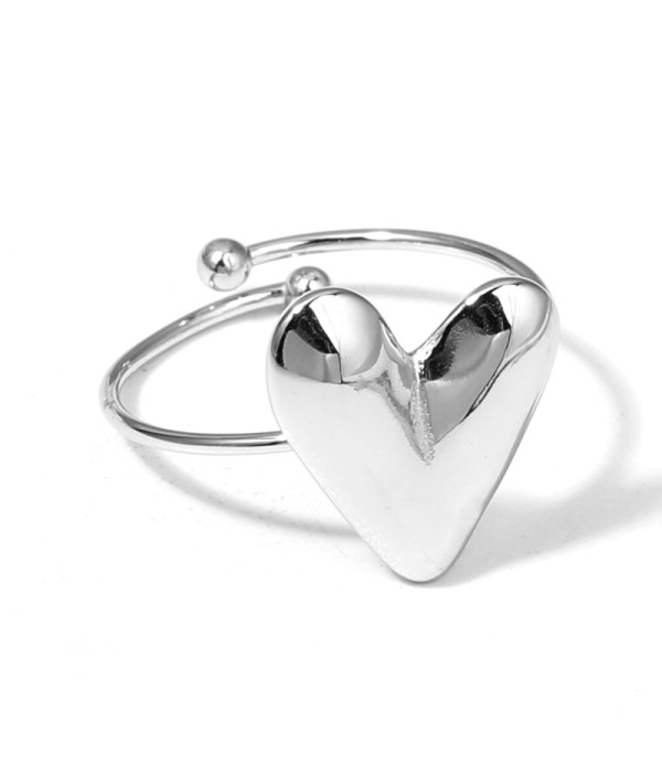 Anillo plateado con diseño de corazón