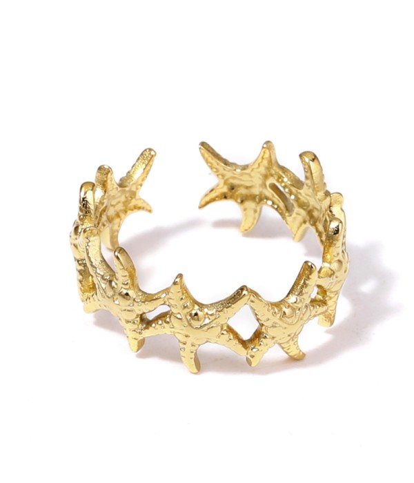Anillo dorado de aros de estrellas de mar
