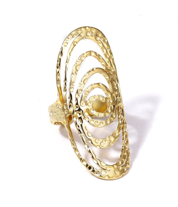 Anillo dorado con diseño abstracto en espiral