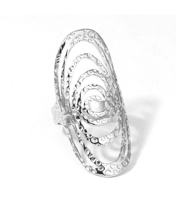 Anillo plateado con diseño abstracto en espiral