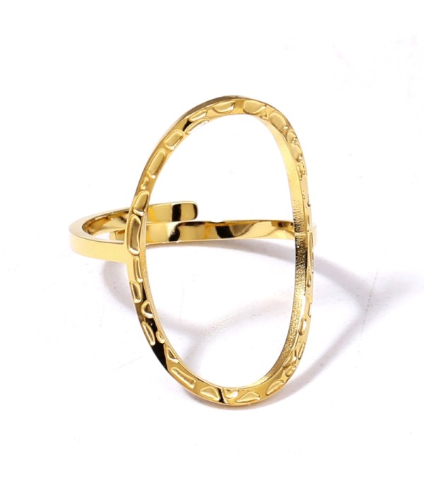 Anillo dorado con diseño en círculo