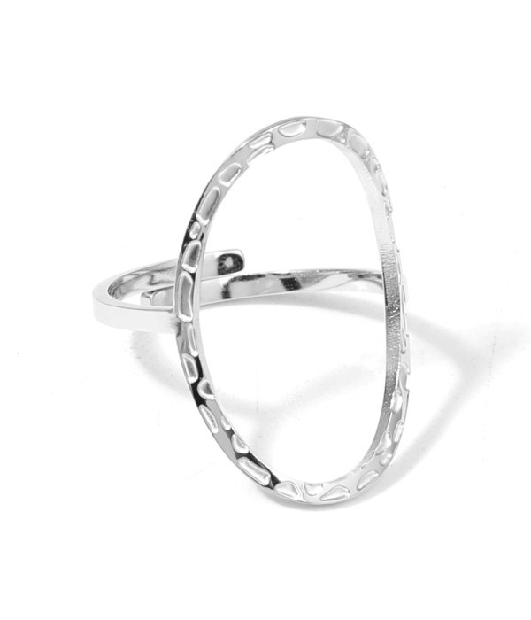 Anillo plateado con diseño en círculo