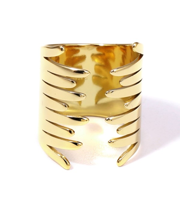 Anillo dorado con diseño en alas abrazadas